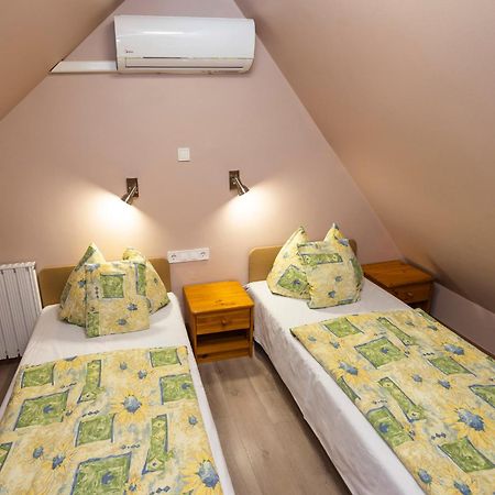 Cecey Apartman Eger Buitenkant foto
