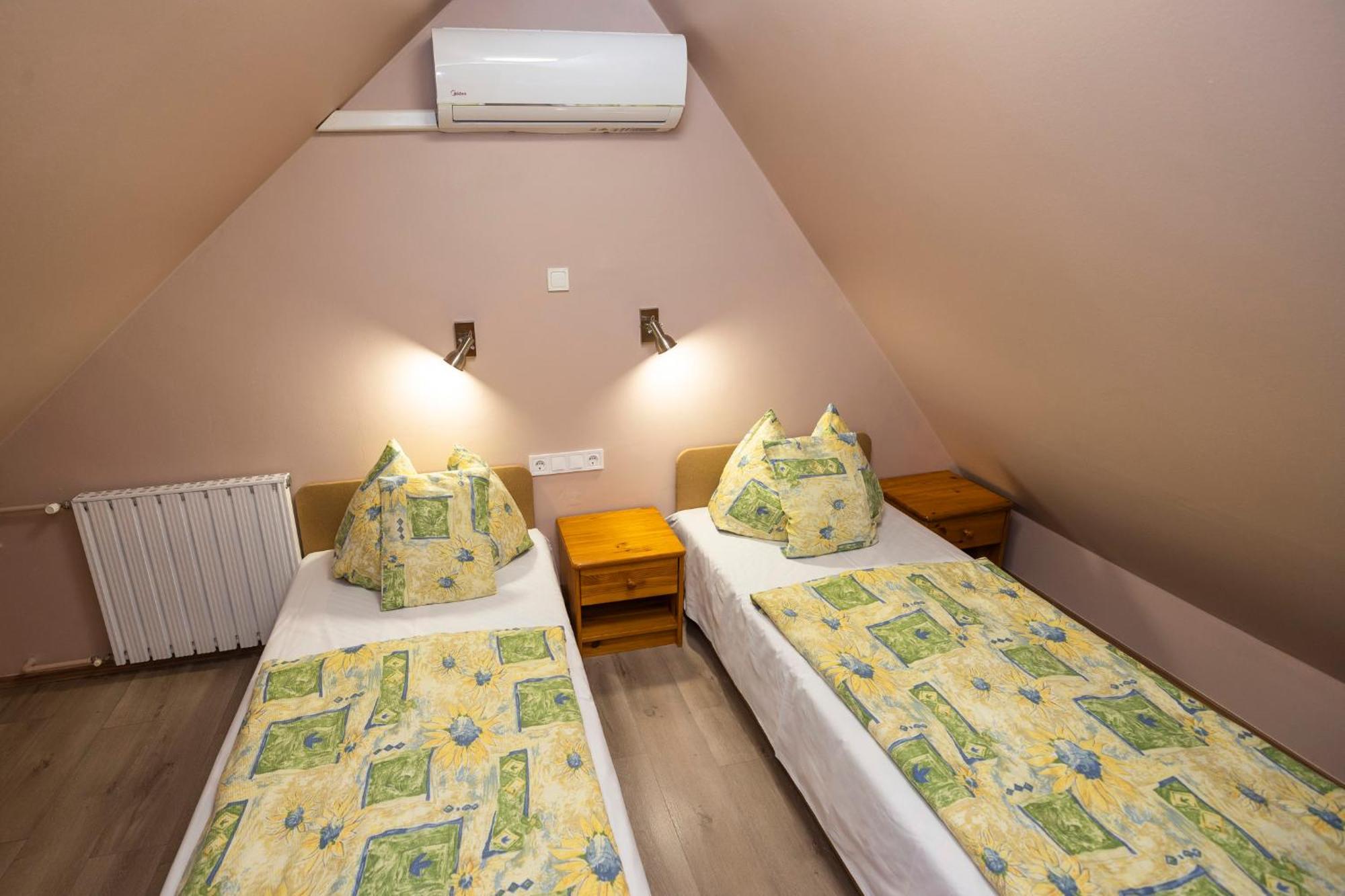 Cecey Apartman Eger Buitenkant foto