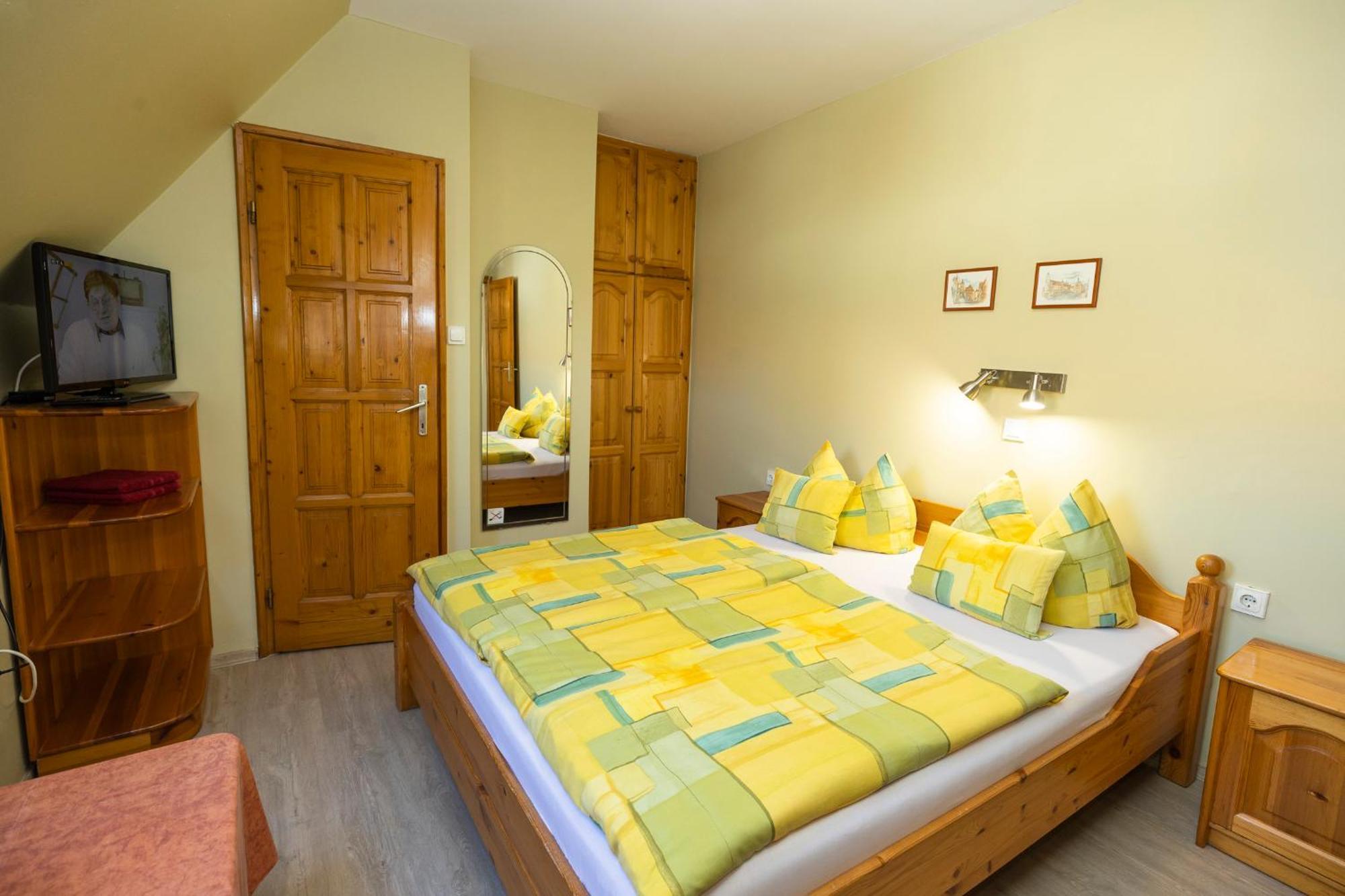 Cecey Apartman Eger Buitenkant foto